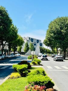 una calle con coches aparcados al costado de la carretera en Lourença Stays - Vila Beach Apartment, en Vila do Conde