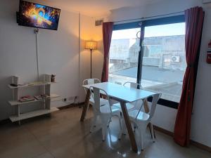 a table and chairs in a room with a window at Mi Espacio en Gualeguaychú in Gualeguaychú