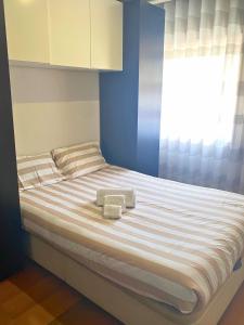 Un dormitorio con una cama con dos toallas encima. en Lourença Stays - Vila Beach Apartment, en Vila do Conde