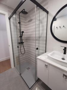 un baño con ducha y lavabo en Precioso apartamento en A Coruña, en A Coruña