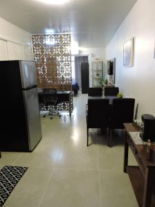 a living room with couches and a dining room at Conforto e facilidade a uma quadra do mar! in Capão da Canoa