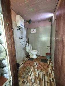 Ванная комната в Talaga Tomohon Home Stay and Fishing Pond +71 фотография