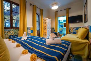 sypialnia z 2 ręcznikami na dużym łóżku w obiekcie Dar Khmissa Riad & Spa w Marakeszu