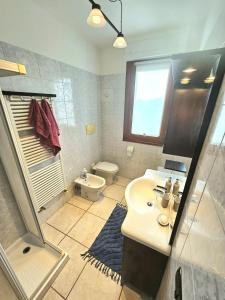 a bathroom with a sink and a toilet at Little Home Vicenza Est in Vicenza