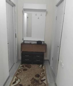 een kleedkamer met een spiegel en een dressoir bij Khatuna Home in Tskaltubo
