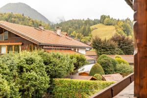 - Vistas a una casa con arbustos y árboles en Wettersteintraum, en Mittenwald