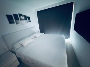 En eller flere senge i et værelse på Modern Concept, Seaside Apartment + 19 billeder