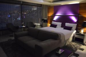 Postel nebo postele na pokoji v ubytování Warwick Stone 55 Hotel Beirut
