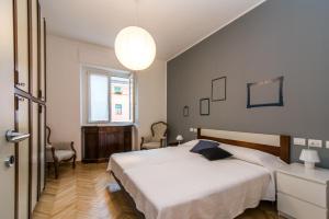 ミラノにあるThe Best Rent - Viale Corsica Apartmentのベッドルーム(大きな白いベッド1台、窓付)