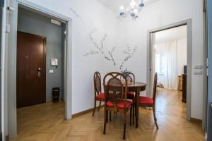 ミラノにあるThe Best Rent - Viale Corsica Apartmentのダイニングルーム(テーブル、椅子付)