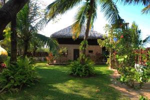 a house with a palm tree in the yard at Casa do Boi, charming house ideally located in Atins ! in Atins