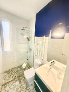 ein Badezimmer mit Waschbecken, Toilette und Dusche in der Unterkunft Metro Legazpi 03 AMCH Hospedaje in Madrid