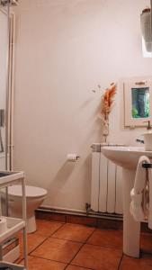 Ένα μπάνιο στο La casa de la masia - La masia