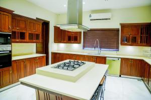 Η κουζίνα ή μικρή κουζίνα στο Spacious 5BR Luxury Family Home