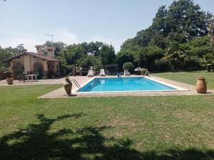 Bazén v ubytování Casa vittoria nebo v jeho okolí