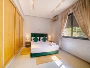 Postel nebo postele na pokoji v ubytování Villa privée & élégante avec piscine & jardin + 35 fotografií