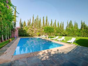 Bazén v ubytování Villa privée & élégante avec piscine & jardin nebo v jeho okolí