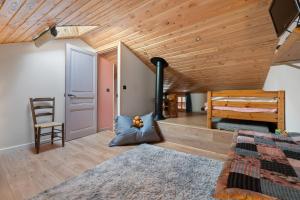 a room with a bed and a wooden ceiling at Se Ressourcer En Forêt in Yzeron