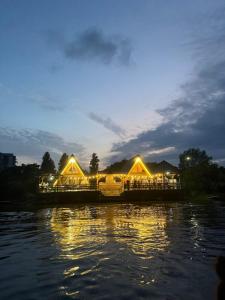 Výhled na řeku, která protéká v blízkosti prázdninového domu