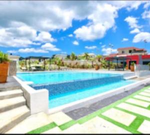 een groot zwembad in een resort met een blauw bij Serenity Villa in Ocho Rios