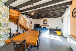 Un comedor con mesa y sillas de madera. en Maison chaleureuse parfaite pour les familles, en Treguidel 21 fotos más