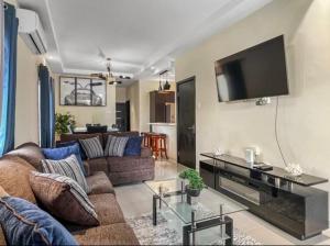 TV a/nebo společenská místnost v ubytování Serenity Heights Villa