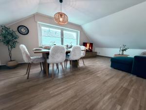 a living room with a dining room table and chairs at sleepWELL-Metelen - Ausblick & Sehr Modern in Metelen