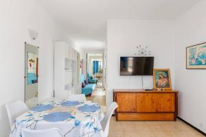TV a/nebo společenská místnost v ubytování Apartamento de 2 Dormitorios con Vista al Mar