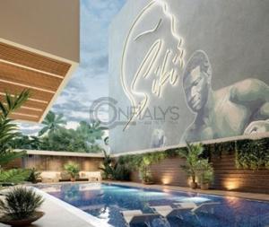 Un edificio con piscina con un mural de un hombre. en SIKI F4 furnished residence for rent, en Dakar