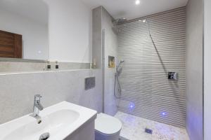 Un baño con lavabo, inodoro y ducha. en Blooms House - Cookswood, en Holcombe 14 fotos más