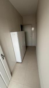 an empty hallway with a refrigerator in a room at Pensão Feminina Independência in Piracicaba