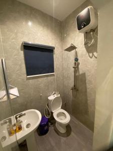 un baño con inodoro y lavabo en Residence 22, en Mama