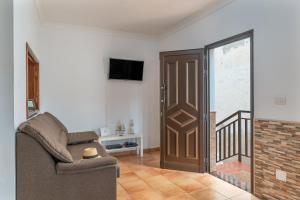 ein Wohnzimmer mit einem Sofa und einer Schiebetür in der Unterkunft La Casita Villalba in Arrieta