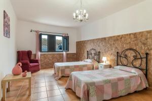 ein Hotelzimmer mit zwei Betten und einem Stuhl in der Unterkunft La Casita Villalba in Arrieta