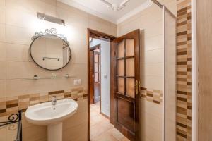 ein Badezimmer mit Waschbecken und Spiegel in der Unterkunft La Casita Villalba in Arrieta + 20 Fotos