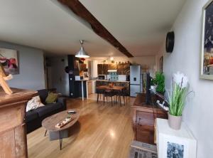 a living room with a couch and a table at Toute une Histoire in Commes