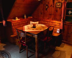 a dining room with a table and chairs in a cabin at Almhütte am Seeberg in Brandhof