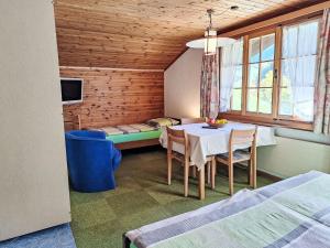 TV a/nebo společenská místnost v ubytování Apartment Chalet Marie Rosa-3 by Interhome