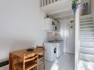 cocina pequeña con mesa y lavadora en Holiday Home Le Domaine d'Azur-1 by Interhome, en Le Lavandou