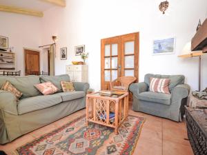 ViensにあるHoliday Home Les Cairnes by Interhomeのソファ2つとテーブルのあるリビングルーム