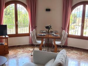 Χώρος καθιστικού στο Holiday Home Zindel by Interhome