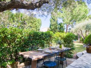 サナリー・シュル・メールにあるApartment Liska Blu by Interhomeの木製テーブル