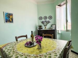 mesa de comedor con mantel blanco y amarillo en Apartment Marisa - DOL126 by Interhome, en Costa Carnara