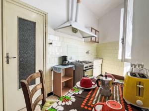 una cocina con una mesa y una estufa horno superior en Apartment Marisa - DOL126 by Interhome, en Costa Carnara