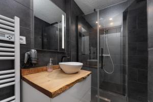 ein Badezimmer mit Waschbecken und Dusche in der Unterkunft Les Anémones 6 places in Les Orres