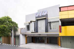 a building with an ovo sign on the side of it at Hotel O Near Tugu Yogyakarta 1 formerly Crown Residence in Jetis +16 photos