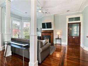 Μια τηλεόραση ή/και κέντρο ψυχαγωγίας στο Lafayette Row Unit 3