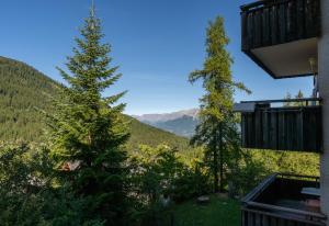 Vom Balkon eines Hauses genießen Sie Bergblick. in der Unterkunft Les Anémones 6 places in Les Orres