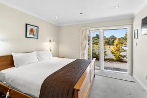 Giường trong phòng chung tại Ngati Ruanui Stratford Mountain House