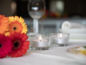 un grupo de velas y flores sobre una mesa en Apartment Chesa Piz Mezdi - St- Moritz by Interhome, en St. Moritz 31 fotos más